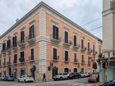 Cambiamo adesso zona per dirigerci nel vicino quartiere Murat, precisamente in via Andrea da Bari ad angolo con via Piccinni. Qui si trova una tabaccheria sorta nei locali che fino a poco tempo fa ospitavano il negozio di calze �Diva�...